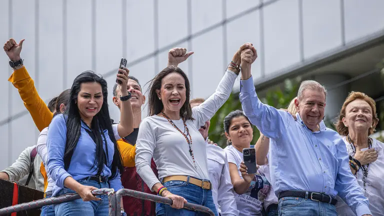 Edmundo Gonz&aacute;lez de la mano de Mar&iacute;a Corina Machado, en Venezuela. URGENTE