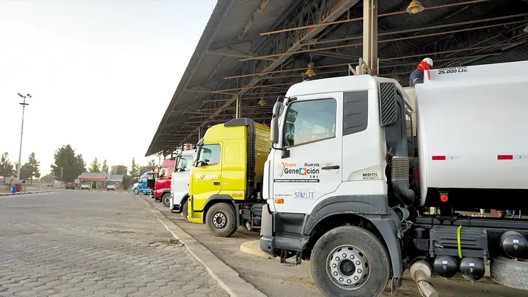 Camiones que salen con combustible desde YPFB hacia las estaciones de servicio./  YPFB