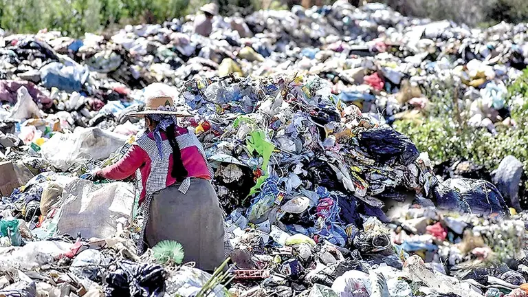 Una mujer recicla en medio de un basural de la ciudad./ DICO SOLÍS