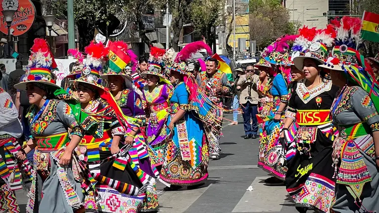 Tinku boliviano desfila en la ciudad de La Paz./ BTV