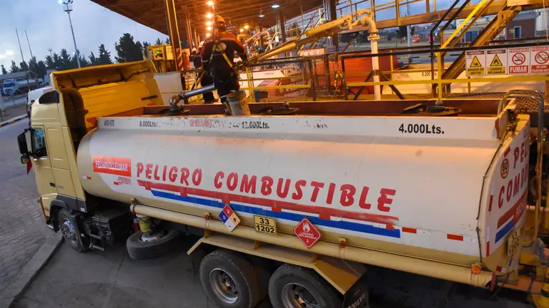 Una de las cisternas con di&eacute;sel que llegaron al pa&iacute;s desde Tambo Quemado. APG