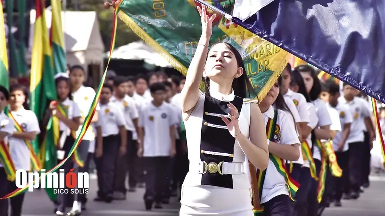Estudiantes escolares durante el desfile, este 5 de agosto./ DICO SOL&Iacute;S