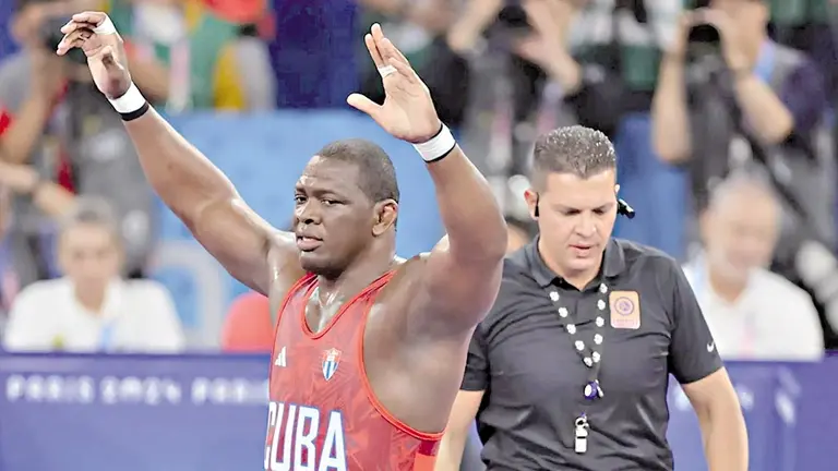 Mijaín López festeja su histórico triunfo en los Juegos Olímpicos París 2024. / HOLA NEWS