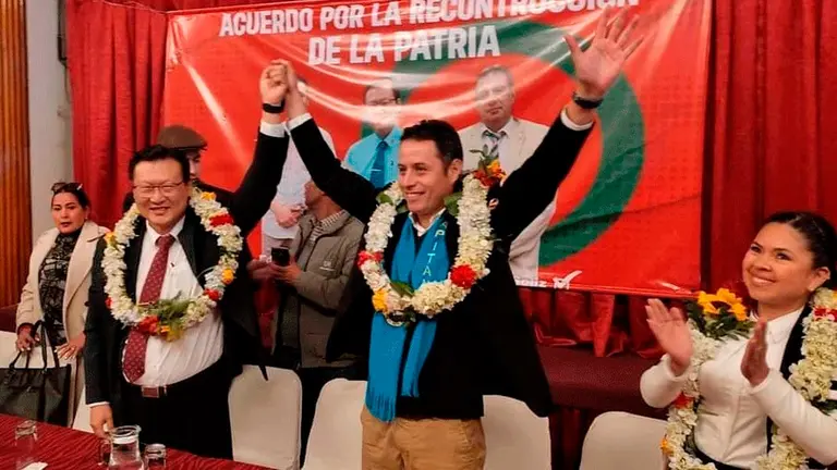 Edman Lara y Chi Hyung Chung tras pactar su alianza. ERBOL