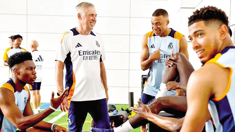 Ancelotti y Mbapp&eacute; (c), en el vestuario merengue./ FACEBOOK REAL MADRID