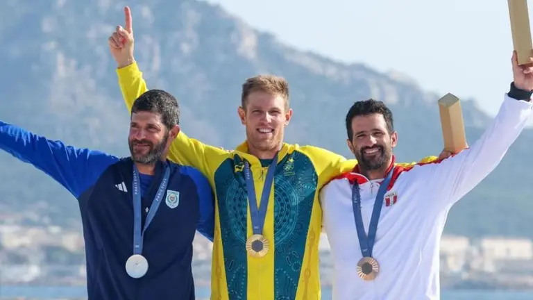 Stefano Peschiera comparte el podio junto australiano Matt Wearn (primer lugar) y el chipriota Pavlos Kontides (segundo lugar)./ COPTEAMPERU