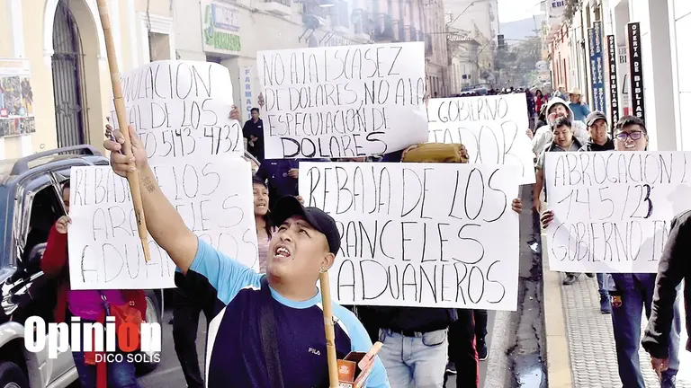 Gremiales durante una marcha realizada antes en Cochabamba./ DICO SOL&Iacute;S