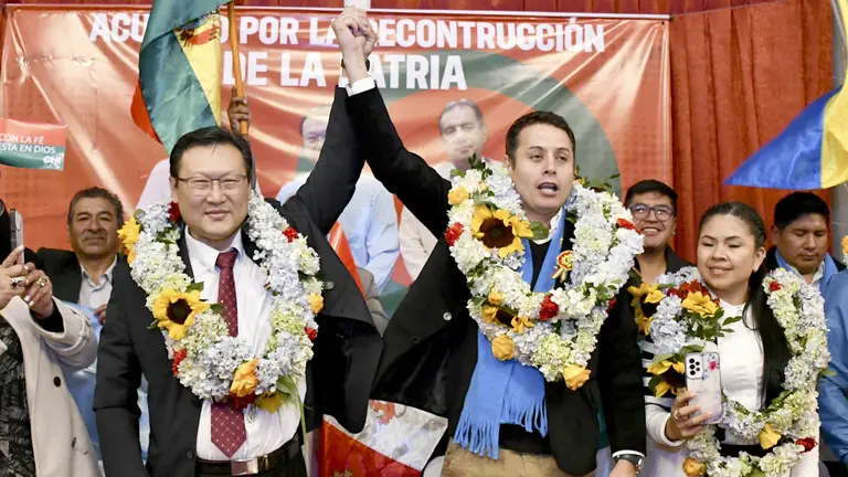 El excandidato presidencial Chi Hyun Chung y el capit&aacute;n de la Polic&iacute;a Edman Lara, tras pactar su alianza./ APG