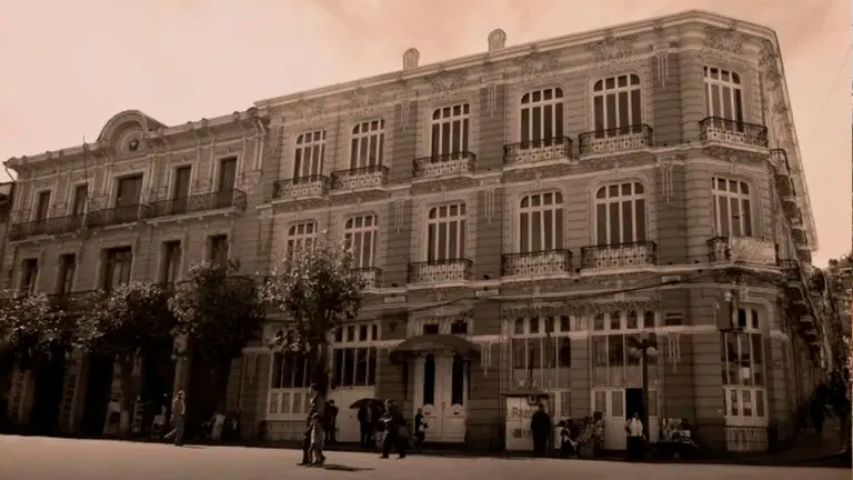 Frontis del hotel Paris en plaza Murillo. Foto: AMUN