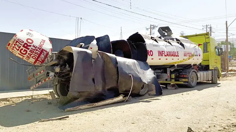Así quedó el tanque de la cisterna después de la explosión en la zona de Santa Vera Cruz, Cochabamba./ CORTESÍA