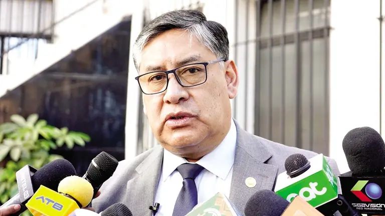 El fiscal General, Juan Lanchipa, en contacto con los medios de prensa./ FISCALÍA