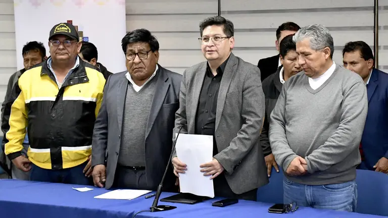 Los dirigente del transporte junto con autoridades del Gobierno./ APG