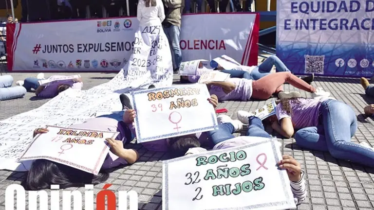 Mujeres marchan en protesta contra los feminicidios./ NOÉ PORTUGAL