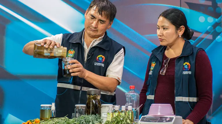 El director de Complejos Productivos e Industrializaci&oacute;n expone algunas plantas medicinales de Tacopaya. GOBERNACI&Oacute;N