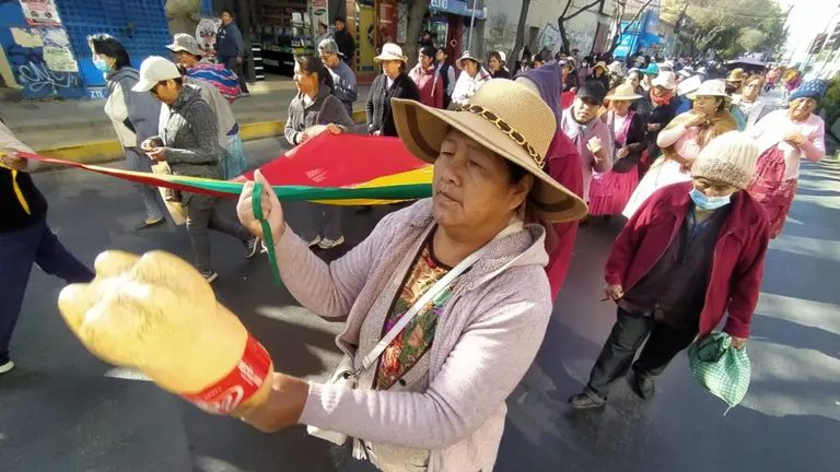 Marcha de gremiales en la Llajta. DICO SOL&Iacute;S