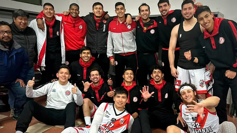 Jugadores de Nacional Potos&iacute;, tras una victoria pasada. NP
