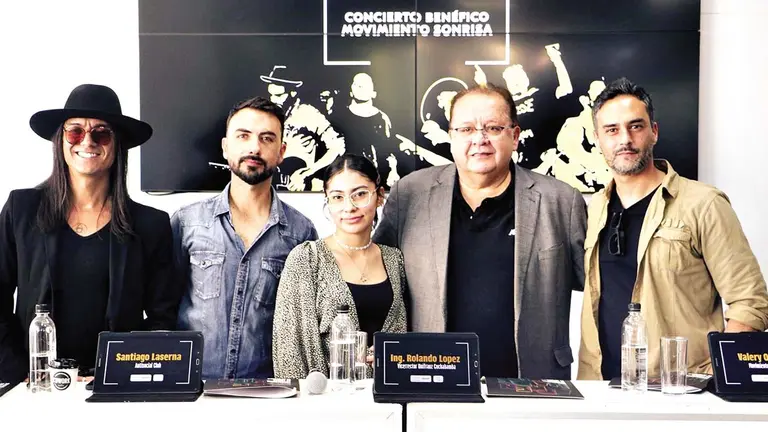 AntiSocial Club junto a un patrocinador y la representante de &lsquo;Movimiento Sonrisa&rsquo;./ RRSS, UNIFRANZ COCHABAMBA