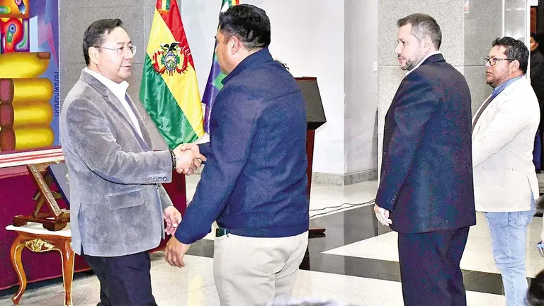 El presidente Luis Arce, en la posesi&oacute;n de los nuevos ministros Alejandro Gallardo Baldiviezo, Erland Julio Rodr&iacute;guez y Juan Yamil Flores./ APG