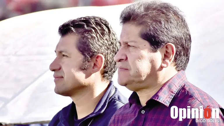 El DT de Wilster, Eduardo Villegas (d), en una presentaci&oacute;n del Imperio Escarlata./ DICO SOL&Iacute;S