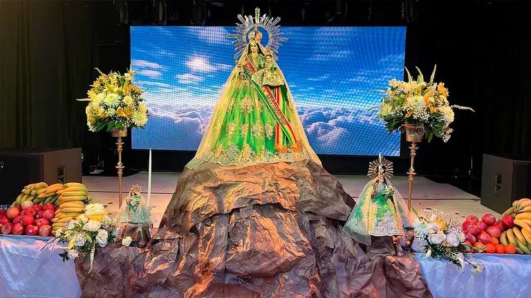 La imagen de la Virgen de Urcupi&ntilde;a,  Calvario y Feria de alasitas en la ciudad de Ananndale, condado de Fairfax, Virginia. Joel Vera