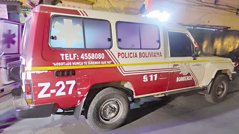 La ambulancia de Bomberos que asisti&oacute; al interno con quemaduras./ CORTES&Iacute;A