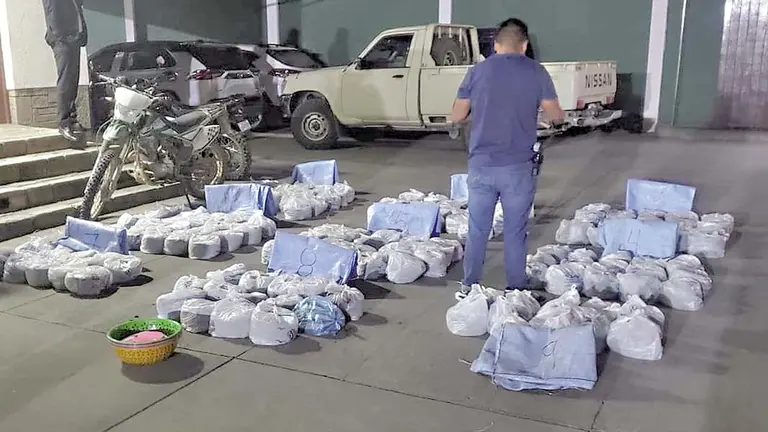 Exponen las bolsas de marihuana incautadas en un 
operativo en una casa de Sacaba./ FELCN