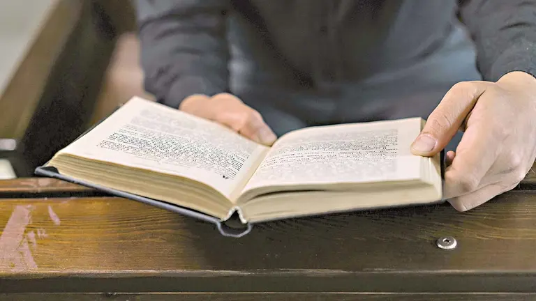 Fotograf&iacute;a ilustrativa de una persona sosteniendo la Biblia./ PEXELS