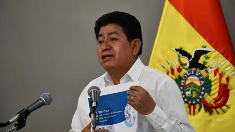El ministro de Obras P&uacute;blicas, Edgar Monta&ntilde;o, inform&oacute; sobre el Decreto Supremo que dispone que la ATT registre a los taxis que utilizan aplicaciones m&oacute;viles para brindar el servicio de transporte. APG