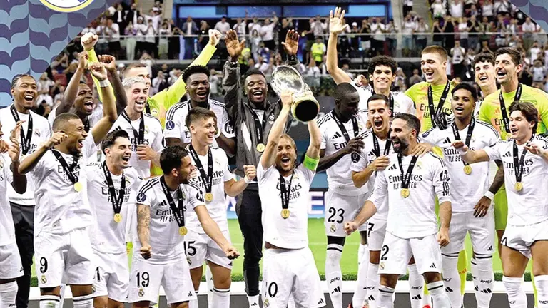 El conjunto blanco levanta su sexta Supercopa de Europa con la que pasa a liderar el palmar&eacute;s del certamen./ UEFA CHAMPIONS LEAGUE