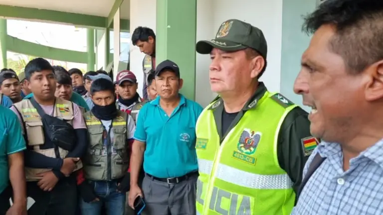 Molestos y cansados por los constantes robos y la inseguridad que campea en Shinahota, los vecinos demandan la renovaci&oacute;n total de los efectivos policiales de la zona. RADIO KAWSACHUN COCA