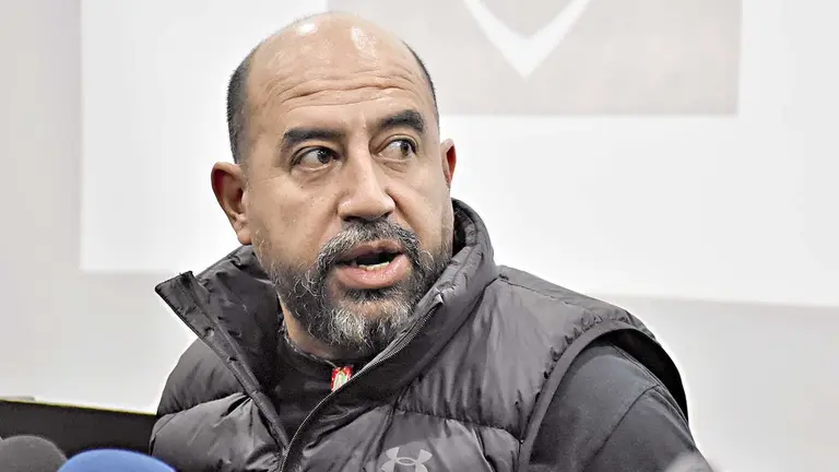 El presidente de Wilstermann, Omar Mustaf&aacute;, se dirige a los medios de comunicaci&oacute;n en una conferencia./ NO&Eacute; PORTUGAL