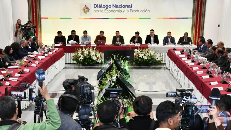 El Gobierno y los empresarios privados del pa&iacute;s retomaron el Di&aacute;logo Nacional por la Econom&iacute;a, en la Casa Grande del Pueblo. APG