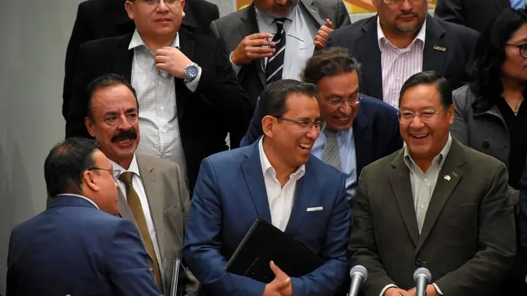 Los empresarios privados y el presidente del Estado Luis Arce tras la reuni&oacute;n de ayer viernes. APG