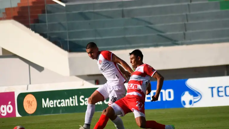 Una jugada de la derrota que FC Universitario sufri&oacute; en el Coloso de Cala Cala. NO&Eacute; PORTUGAL