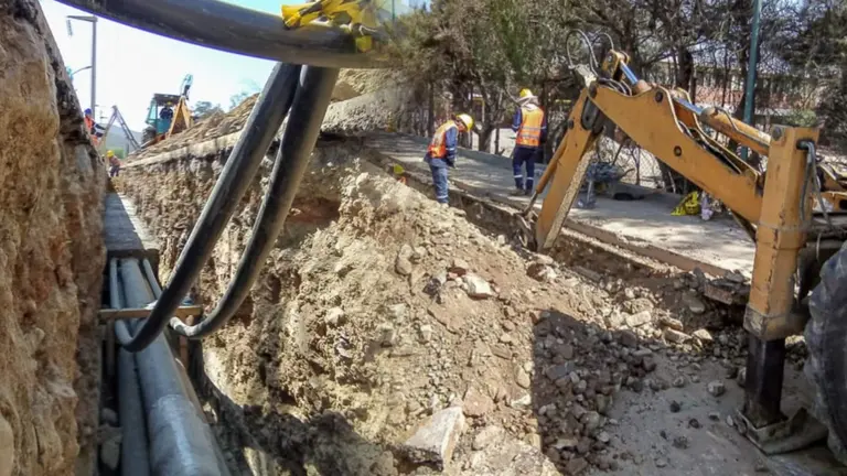 ELFEC realiza la instalaci&oacute;n de la primera l&iacute;nea subterr&aacute;nea de 115 kilovoltios (kV) en la Llajta. DICO SOL&Iacute;S