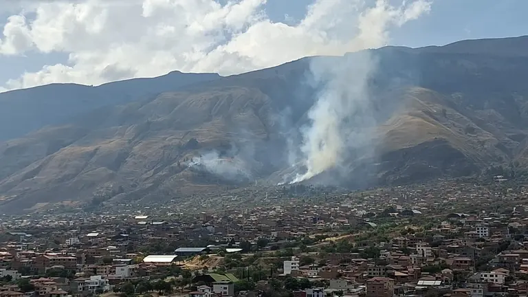 Un incendio reportado este martes en el sector de Taqui&ntilde;a Chico, dentro del Parque Nacional Tunari. TUNARI SIN FUEGO