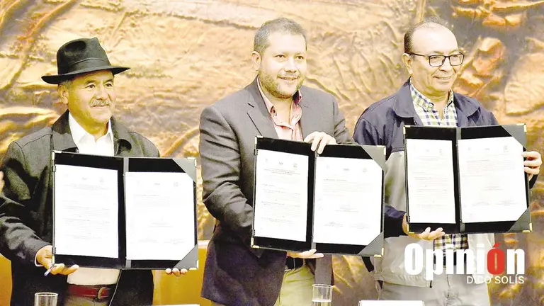 Gobernador, Ministro y Presidente Ejecutivo de ENDE en el acto de firma de convenio, este 20 de agosto./ DICO SOL&Iacute;S