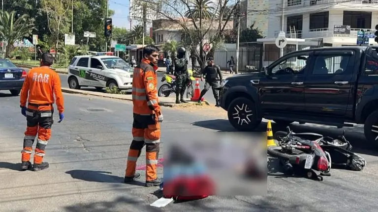 El cuerpo sin vida del profesor, Roberto Condarco, en la avenida Oblitas, tras el accidente. EL RELATO