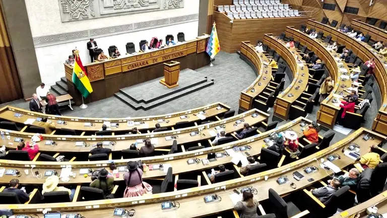 Parlamentarios, en una sesión ordinaria en la Asamblea./ ARCHIVO