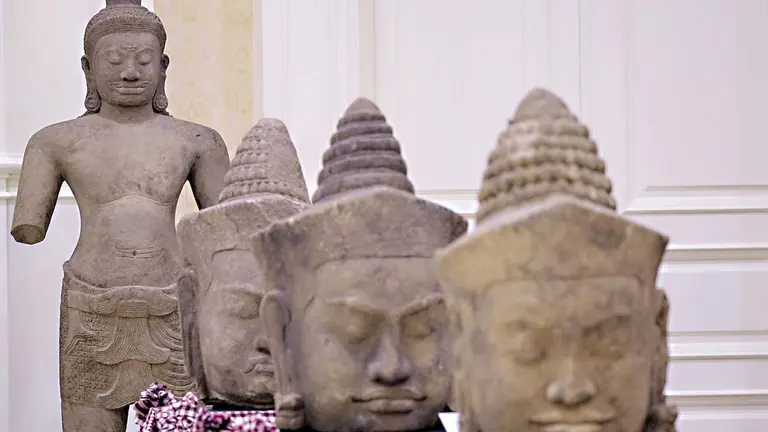 Algunas de las piezas devueltas a Camboya. AP NEWS