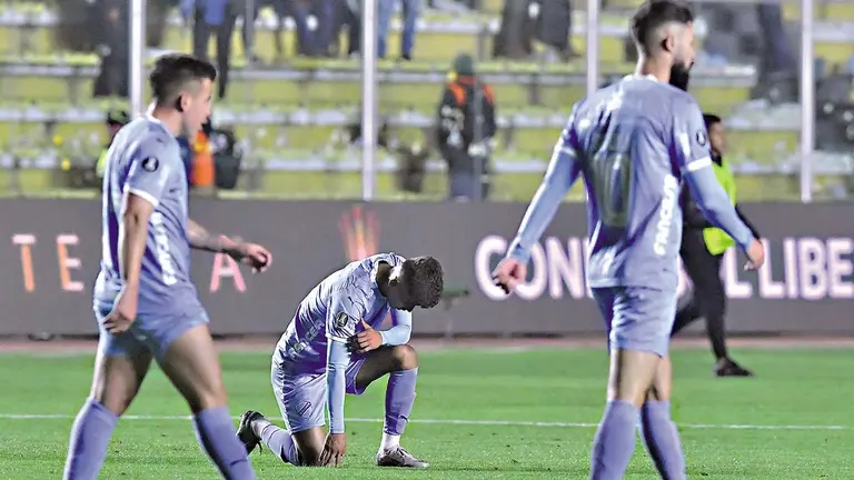 Jugadores celestes asimilan la eliminación contra el Fla en Miraflores./ APG