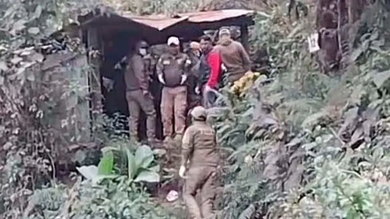 Personal policial trabaja en la zona donde se hallaron los cuerpos. Urgente.bo