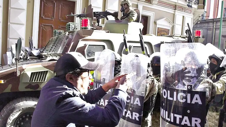 Una imagen de lo sucedido el 26 de junio de 2024, cuando una revuelta militar enfrent&oacute; al presidente Luis Arce./ APG