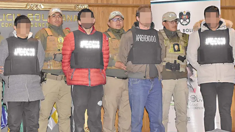 La Polic&iacute;a presenta a los cuatro presuntos responsables del triple crimen en los Yungas, La Paz./ APG