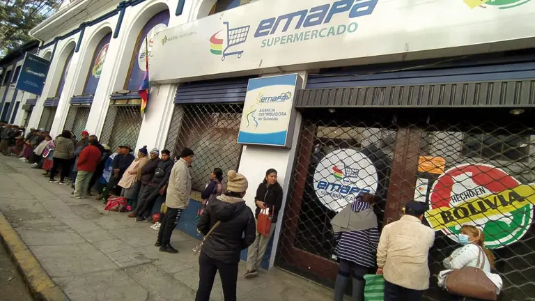 Largas filas de la poblaci&oacute;n en Emapa Cochabamba./ DICO SOL&Iacute;S