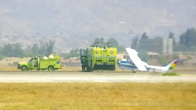 Una avioneta de la Fuerza A&eacute;rea Boliviana (FAB) habr&iacute;a sufrido, este mi&eacute;rcoles, un aterrizaje problem&aacute;tico en la pista antigua del aeropuerto internacional Jorge Wilstermann. RRSS
