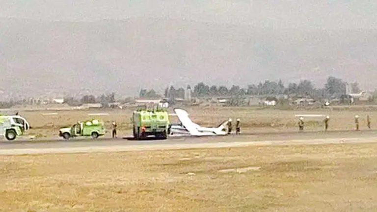 La aeronave que sufrió problemas en el tren de  aterrizaje./ CORTESÍA