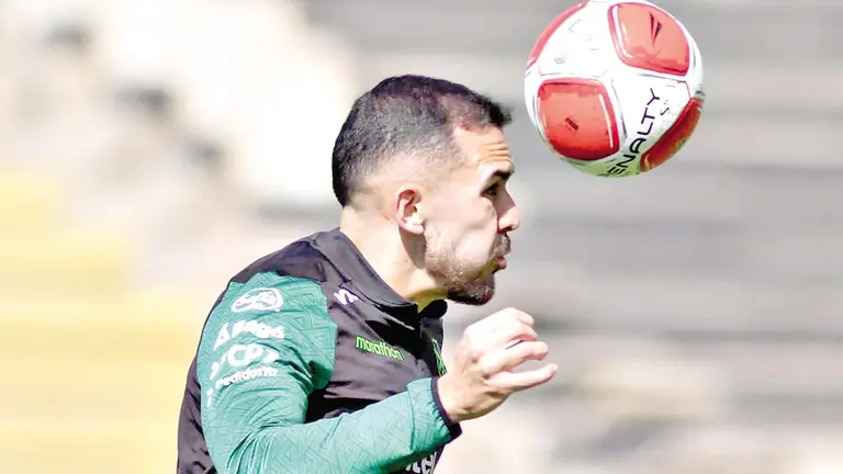 Luis Haqu&iacute;n cabecea un bal&oacute;n en un entrenamiento que realiz&oacute; la Selecci&oacute;n Nacional./  FBF