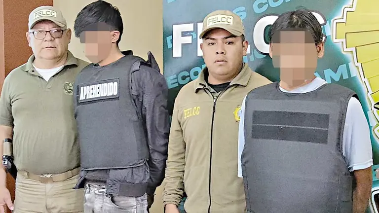 Dos de los cuatro detenidos por robo y agresiones a polic&iacute;as./ MARIELA COSS&Iacute;O M.