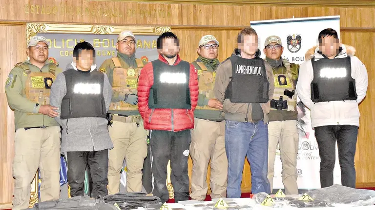 La Policía presenta a los cuatro presuntos responsables del triple crimen en los Yungas,  La Paz.  / APG